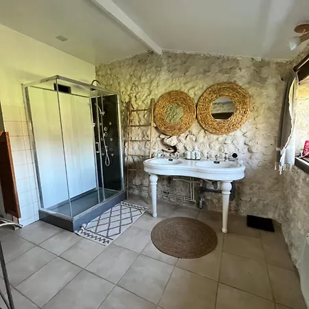 Le Maine Verac Bed & Breakfast